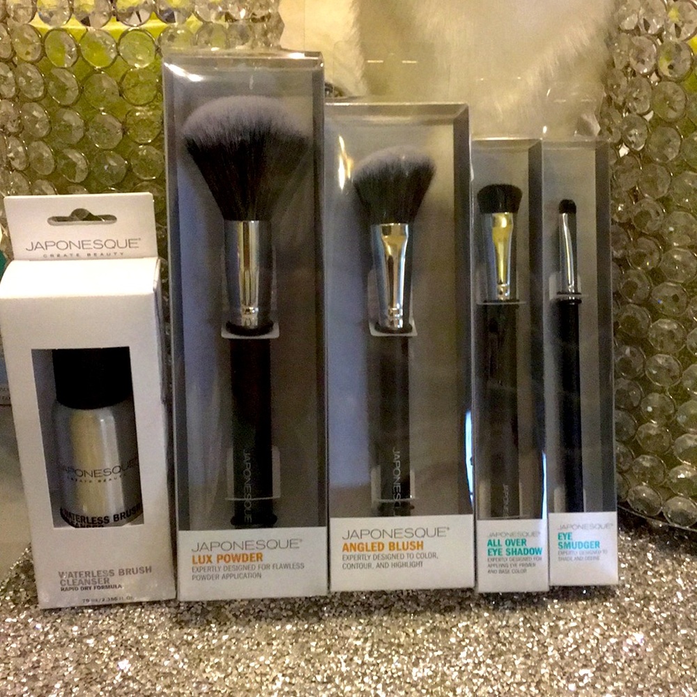 Japonesque make up brushes & free brush cleanser